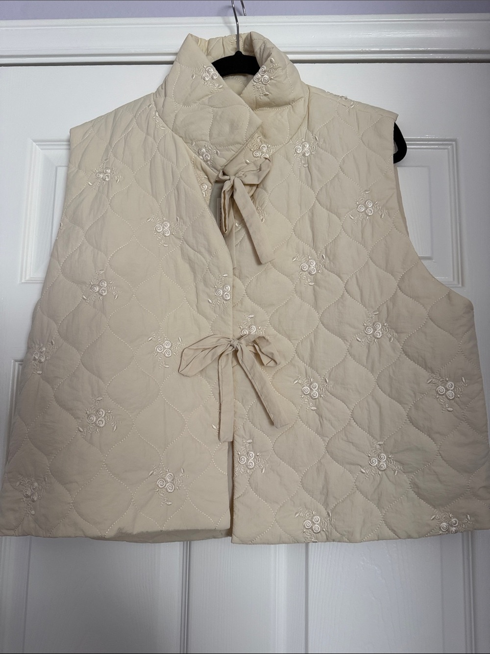 Eesome Quilted Tie-Front Women's Vest Cream NWT - L